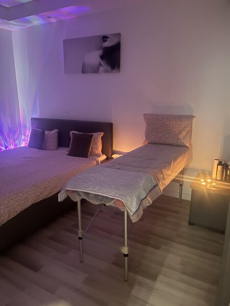 Masaj cu pietre calde si vulcanice, xxx, Cosmopolis