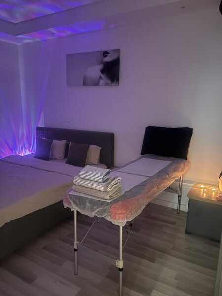 Masaj cu pietre calde si vulcanice, xxx, Cosmopolis